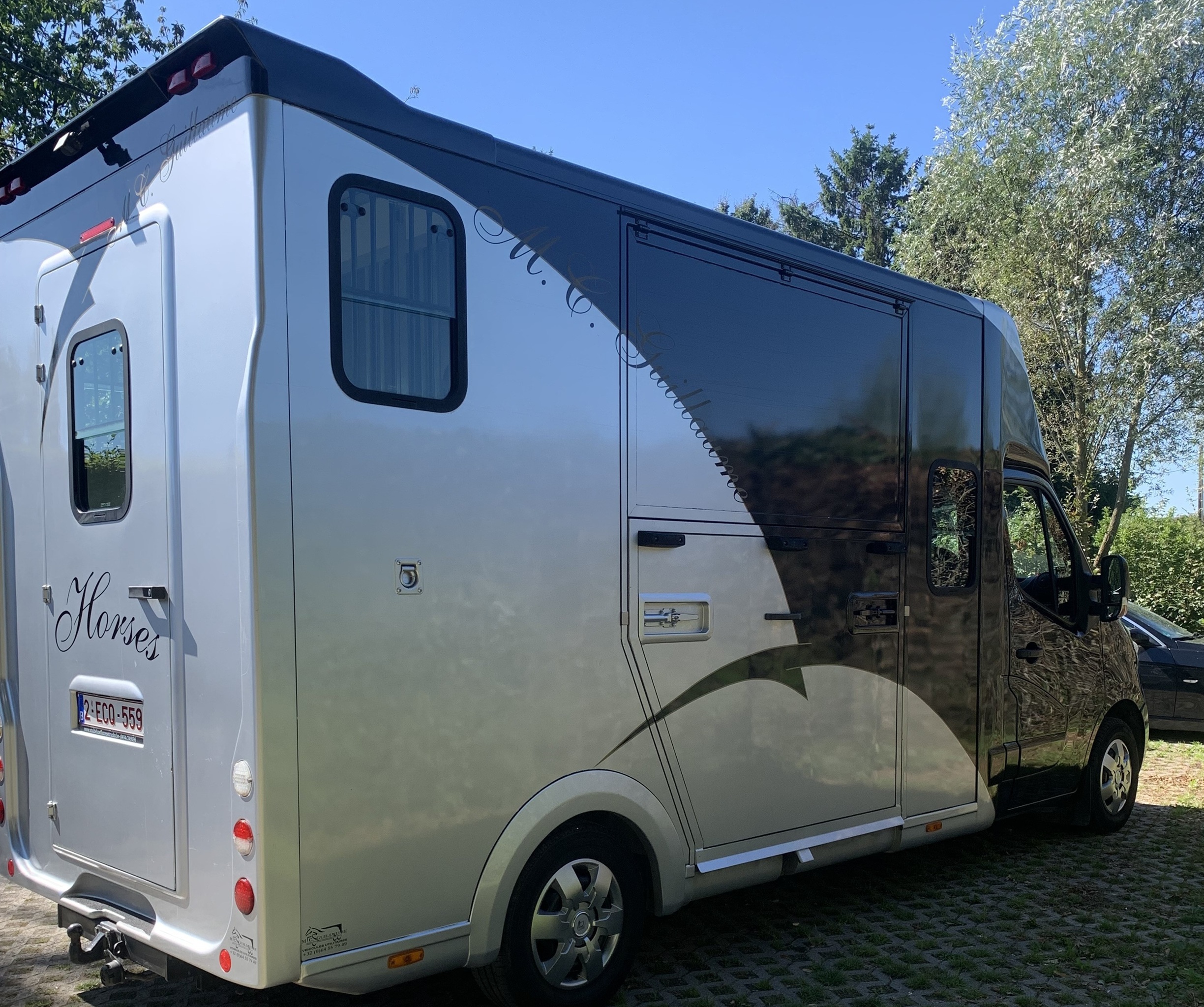 Renault Master MC Guillaume paardencamionette, bedoeld voor het vervoeren van paarden en gefotografeerd in een buitenomgeving. De foto heeft een zakelijke en praktische uitstraling.